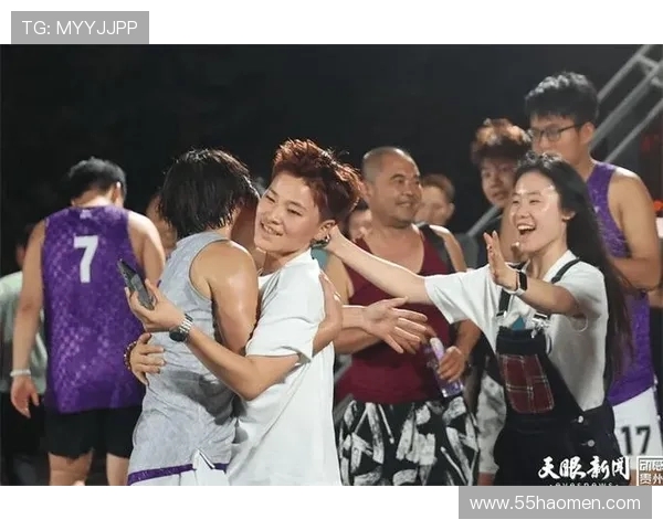 三人共同观看比赛，感受激情与友谊的碰撞